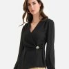 Alviero Martini Maglie, Camicie & Top | Blusa Con Spilla In Cr Pe De Chine Nera